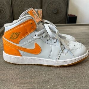 Air Jordan 1 Mid SE Big Kids' Shoes
Size 6.5Y Style FN9053-018